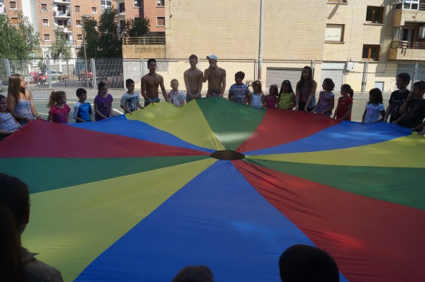 UZTAILAK 8 Etxebarrin, Galdakon eta Usansolon, udalekuetako umeekin jolasten